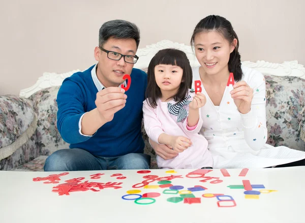 Mamá y papá y su hija — Foto de Stock