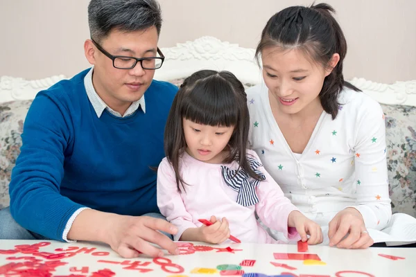 Mamá y papá y su hija — Foto de Stock