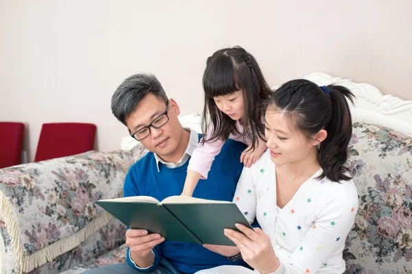 Familjeläsning — Stockfoto