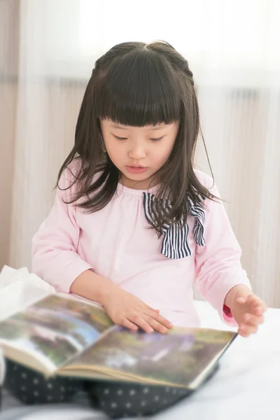 Flickan läsa — Stockfoto