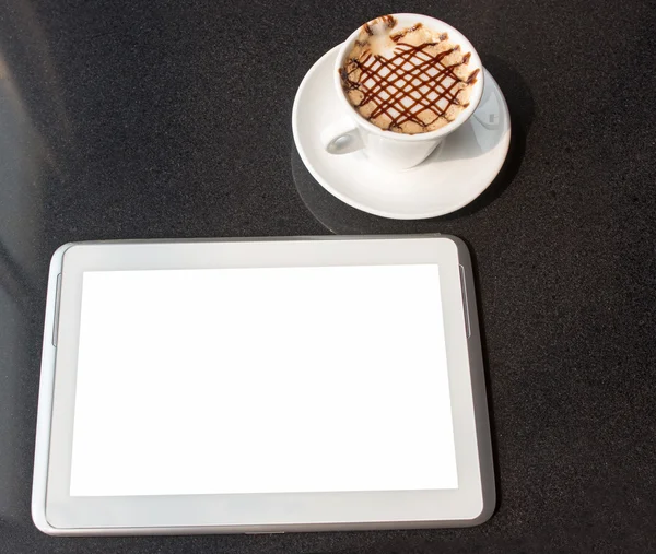 Tablet PC and coffee mugs — Stock Photo, Image