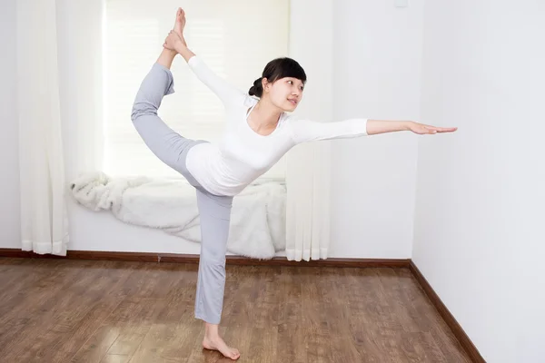 Las mujeres hacen yoga —  Fotos de Stock