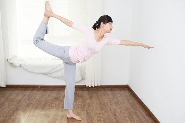 Kvinnor gör yoga — Stockfoto