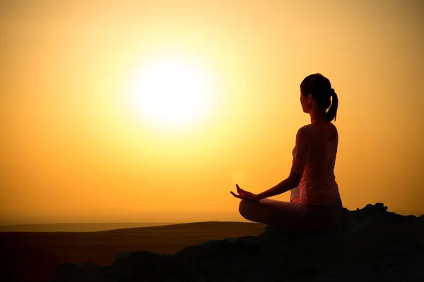 Sonnenaufgang Yoga Mädchen im Freien — Stockfoto