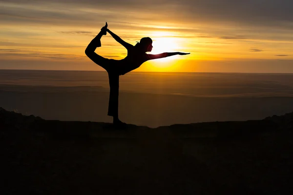 Chica de yoga al aire libre amanecer — Foto de Stock