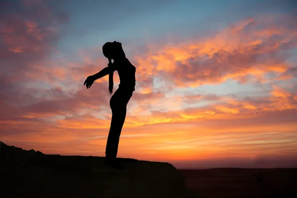Utomhus sunrise yoga flicka — Stockfoto