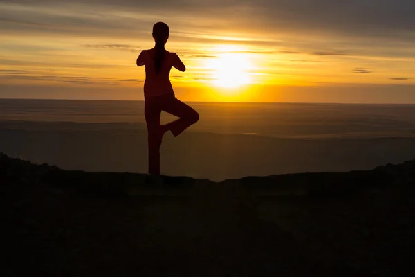 Outdoor sunrise yoga girl — Stock Photo, Image