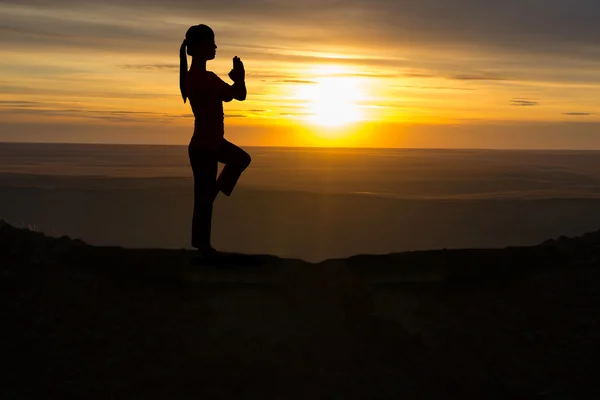 Outdoor sunrise yoga girl — Stock Photo, Image