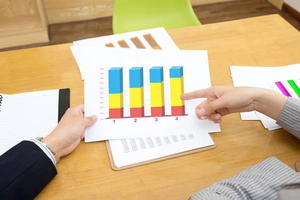 Nahaufnahme Hand und Jahresabschluss — Stockfoto