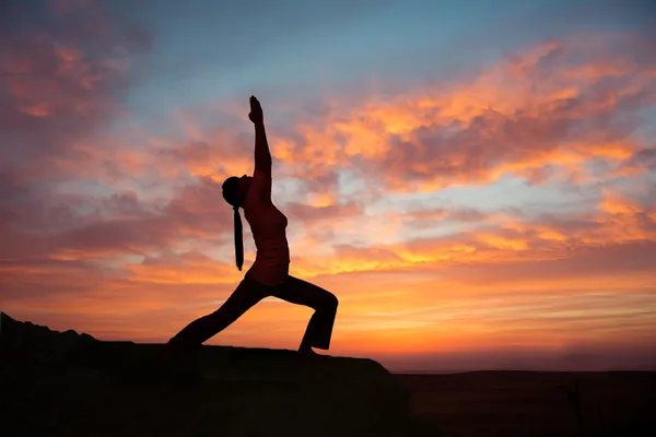 Девушка с йоги на открытом воздухе Стоковое Фото
