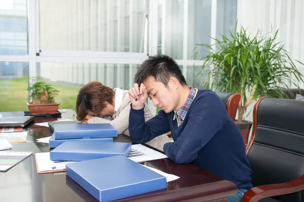 Geschäftsleute schlafen unter Druck — Stockfoto