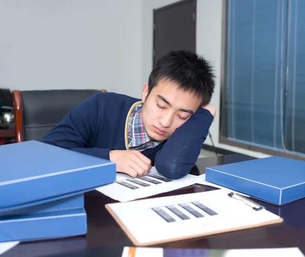 Geschäftsleute schlafen unter Druck — Stockfoto