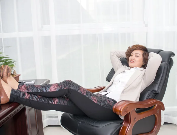 Weibliche Chefin entspannen — Stockfoto
