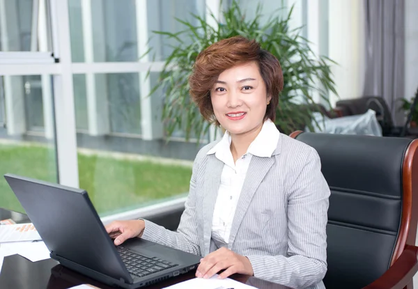 Asiatique femme homme d'affaires — Photo