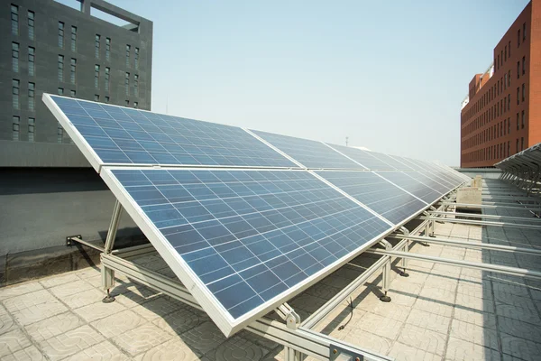 Estação de energia solar no telhado — Fotografia de Stock