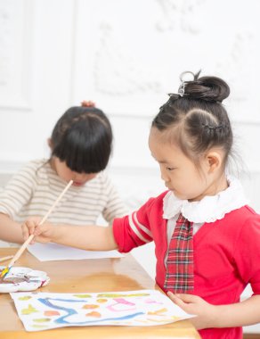 küçük kız boyama 