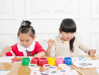 küçük kız boyama 