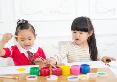 küçük kız boyama 