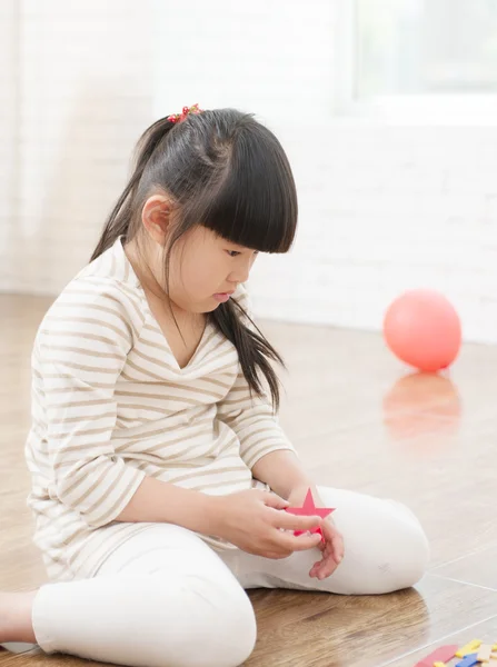 Mädchen spielt im Zimmer — Stockfoto