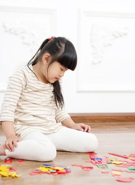 Mädchen spielt im Zimmer — Stockfoto