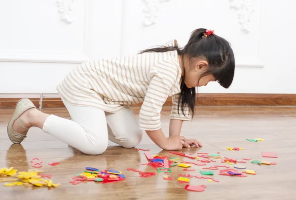 Mädchen spielt im Zimmer — Stockfoto