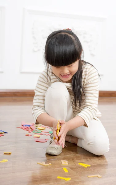 Mädchen spielt im Zimmer — Stockfoto