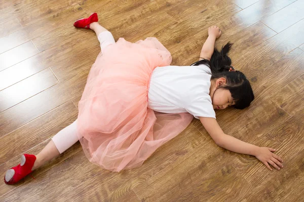 Girl practicing dance — Stock Photo, Image