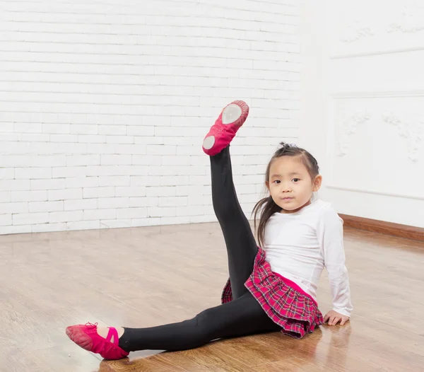 Girl practicing dance — Stock Photo, Image