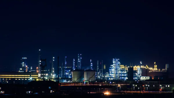 Petrokemiska Anläggningar Som Drivs Hela Natten — Stockfoto