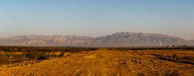 Gündoğumunda Helan Dağı