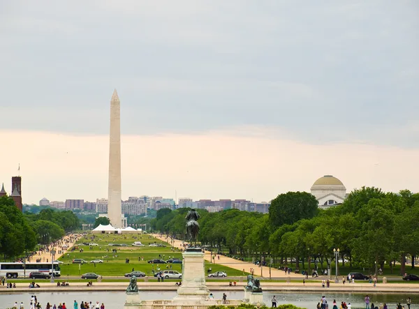 Памятник Вашингтону, как видно из американского капитального здания — стоковое фото