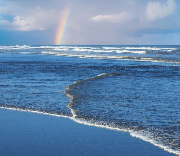 Vlny oceánu na pláži — Stock fotografie