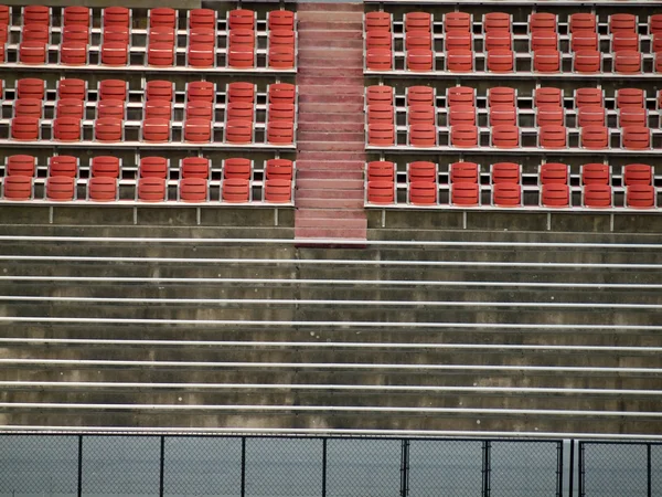 Reihenweise leere Stadionsitze und Treppen — Stockfoto
