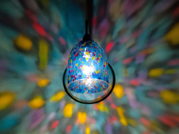Luzes de lâmpada em um arco-íris Sconce em uma parede — Fotografia de Stock