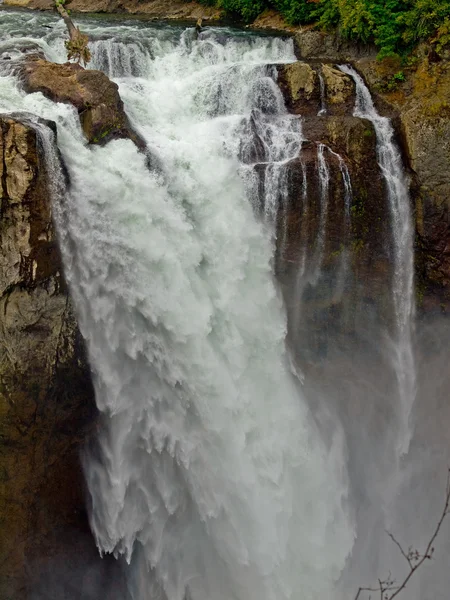 Bella cascata di montagna — Foto Stock