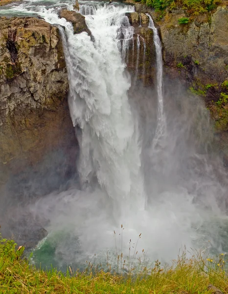 美丽的山瀑布 — 图库照片