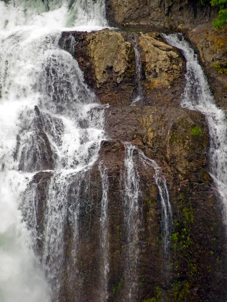 美丽的山瀑布 — 图库照片