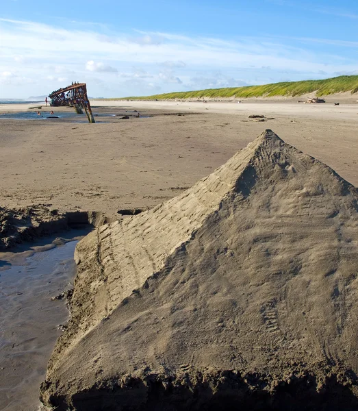 Sandskulptur am Strand an einem sonnigen Tag — Stockfoto