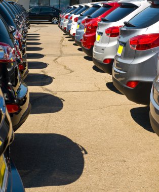 Otomobil araba çok parlak güneşli bir satır