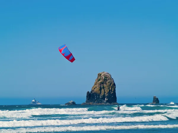 Kite surfer έξω στον ωκεανό σε μια ηλιόλουστη ημέρα στο rock άχυρα — Φωτογραφία Αρχείου