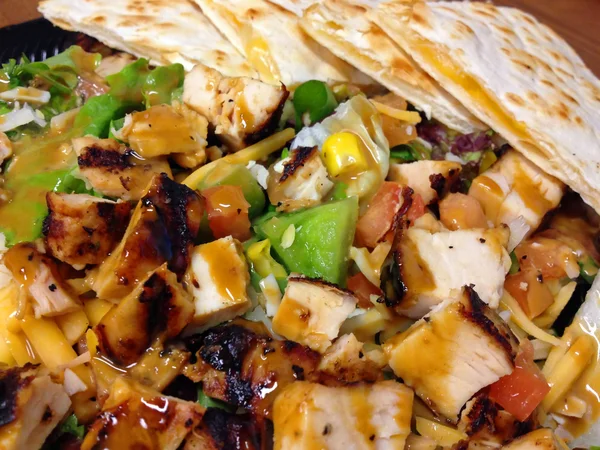 Güneybatı tarzı taze salata ile peynir quesadilla — Stok fotoğraf