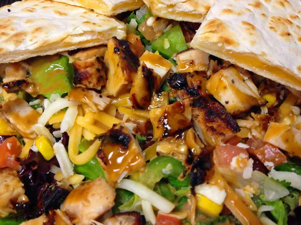 Güneybatı tarzı taze salata ile peynir quesadilla — Stok fotoğraf