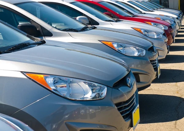 Row of Automobiles on a Car Lot on a Bright Sunny Day — Stock Photo, Image
