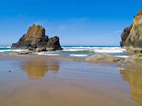 Ruige rotsachtige arcadia strand aan de kust van oregon — Stockfoto