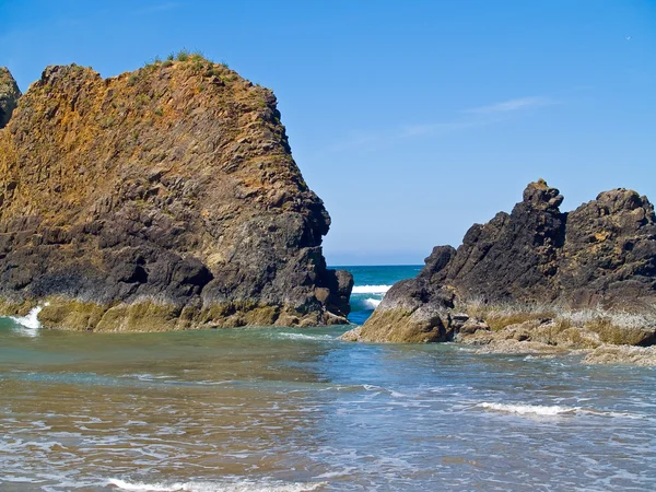 Robusta klippiga arcadia beach på oregon kusten — Stockfoto