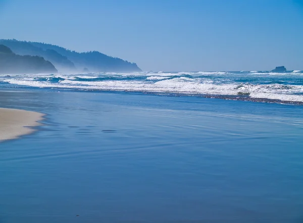 Ondas oceánicas en la orilla en un día claro y soleado — Foto de Stock