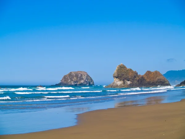 Ruige rotsachtige arcadia strand aan de kust van oregon — Stockfoto