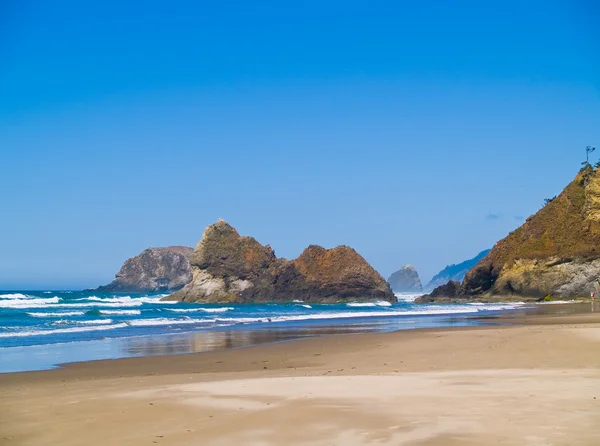 Ruige rotsachtige arcadia strand aan de kust van oregon — Stockfoto