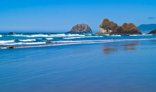 Ruige rotsachtige arcadia strand aan de kust van oregon — Stockfoto