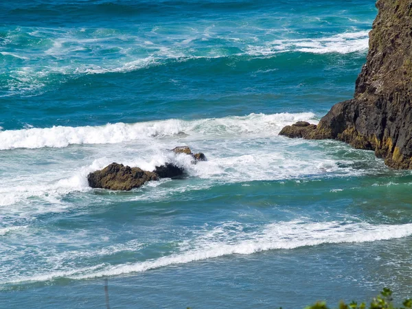 Stenblock på stranden med vågorna kraschar — Stockfoto